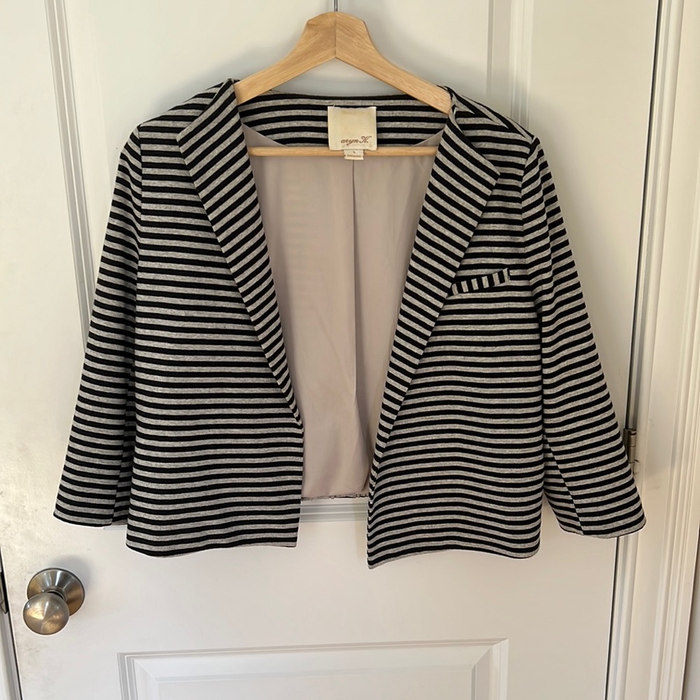 Aryn K Cropped navy and gray blazer